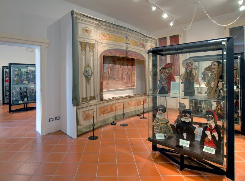 Sala del museo con scenografie e vetrine espositive